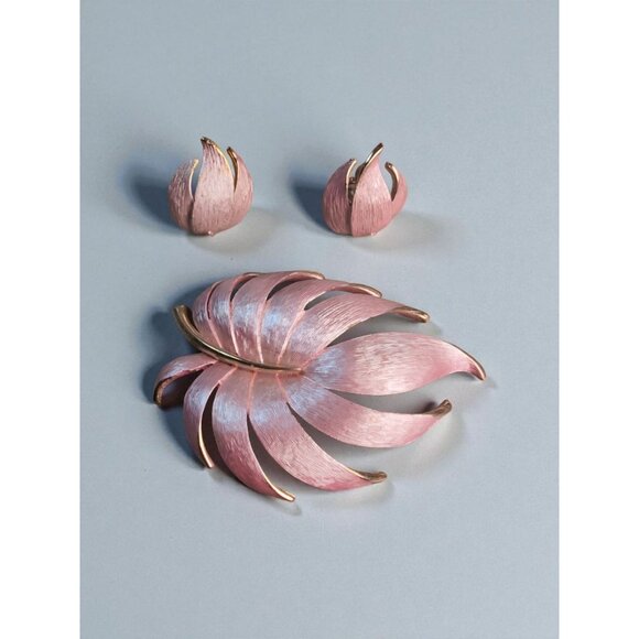 Vintage Pink Enamel Leaf Brooch & Clip-On Earrings Set Mid-Century Gold Tone Dem - Picture 1 of 5